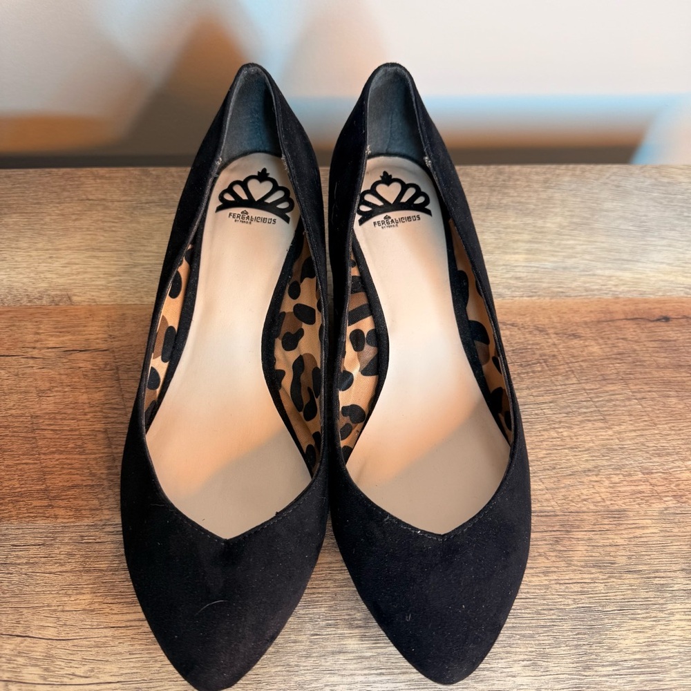 FERGALICIOUS Women’s Black Microfiber Kitten Wedge Heels Size 9.5 - Picture 5 of 10